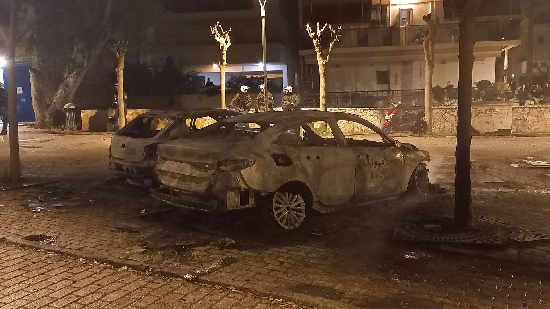 Εκαψαν αυτοκίνητα έξω από την Πανεπιστημιούπολη-3