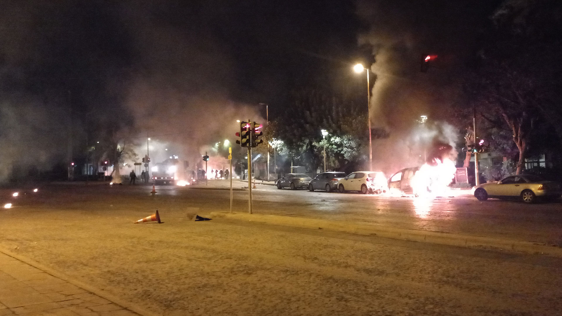 Εκαψαν αυτοκίνητα έξω από την Πανεπιστημιούπολη-1