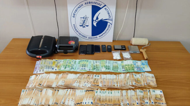 εκρυβαν-ναρκωτικά-σε-ρολό-βαψίματος-562920547