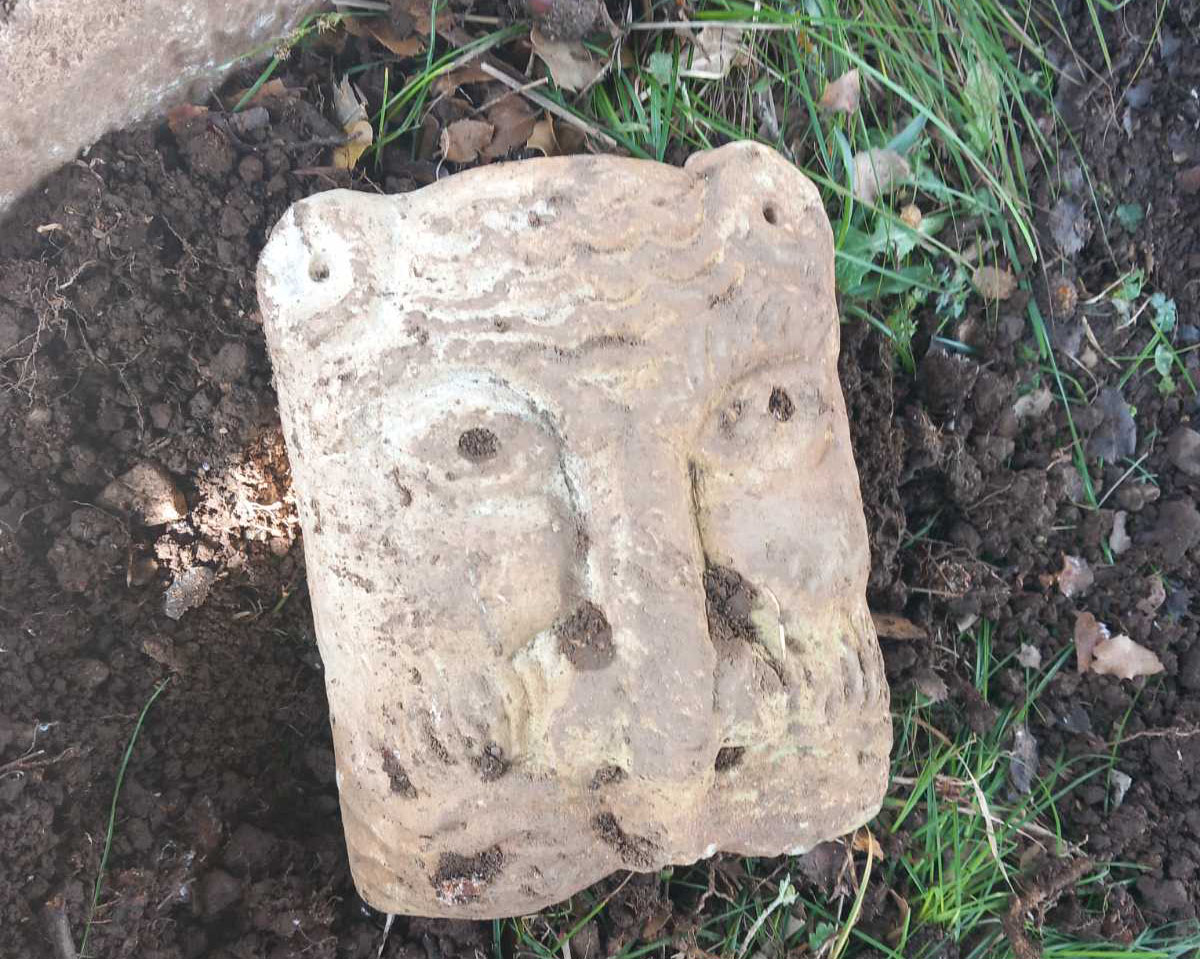 Κόρινθος: Βρέθηκαν αρχαία έξω από εκκλησία – Περιοχή «συχνών λαθρανασκαφών»-1