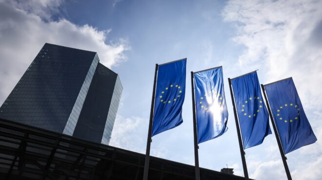 φρενάρει-η-αύξηση-των-μισθών-στην-ευρω-562924033