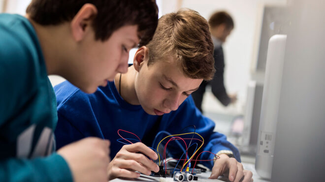 με-την-τεχνολογία-στα-χέρια-των-νέων-το-562932214