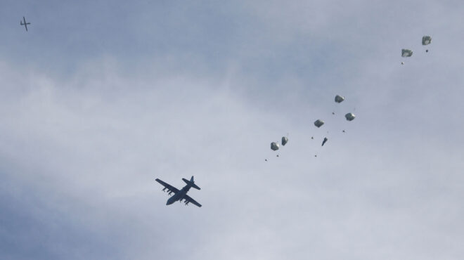 ηπα-πρώτη-από-αέρος-ρίψη-ανθρωπιστική-562913710