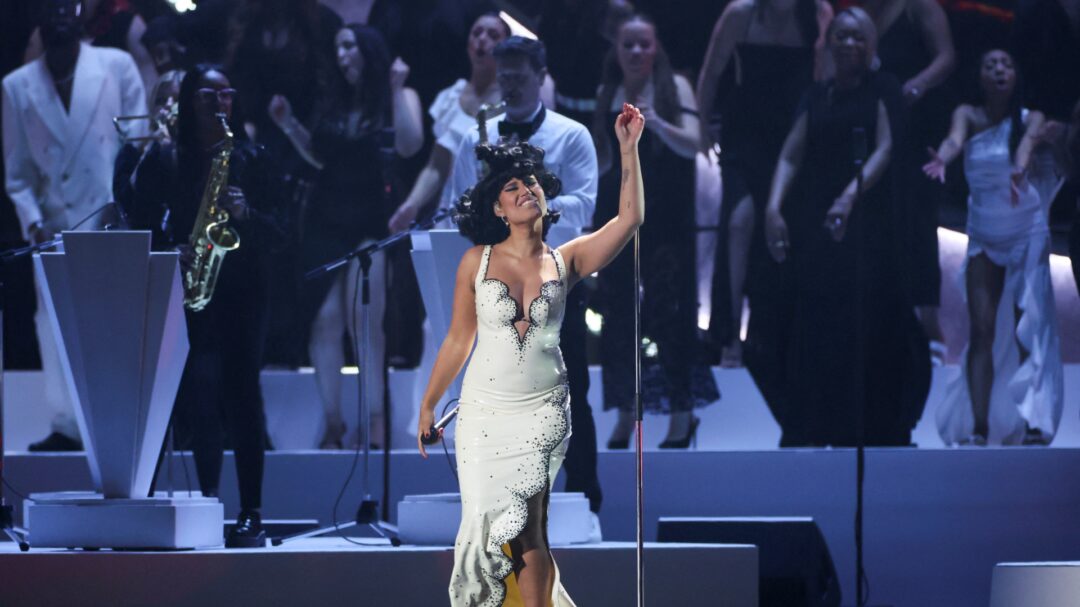 η-raye-ξέρει-τι-χρειάζεται-για-να-γίνει-girl-boss-562914682