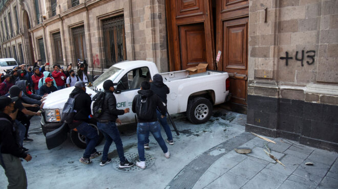 μεξικό-διαδηλωτές-εισέβαλαν-στο-προε-562919542