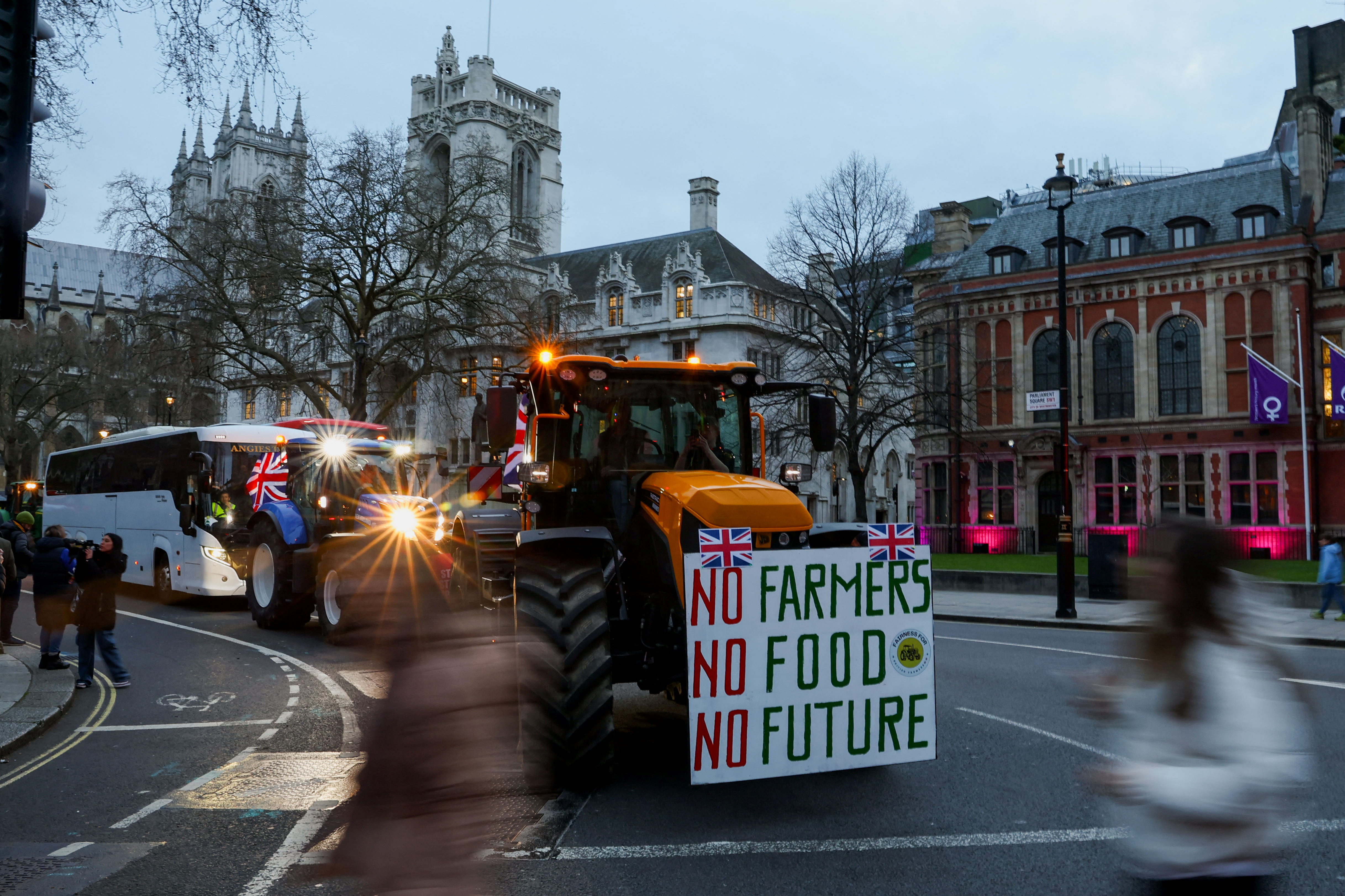 Λονδίνο: Αγρότες με τρακτέρ διαδήλωσαν έξω από το κοινοβούλιο-3