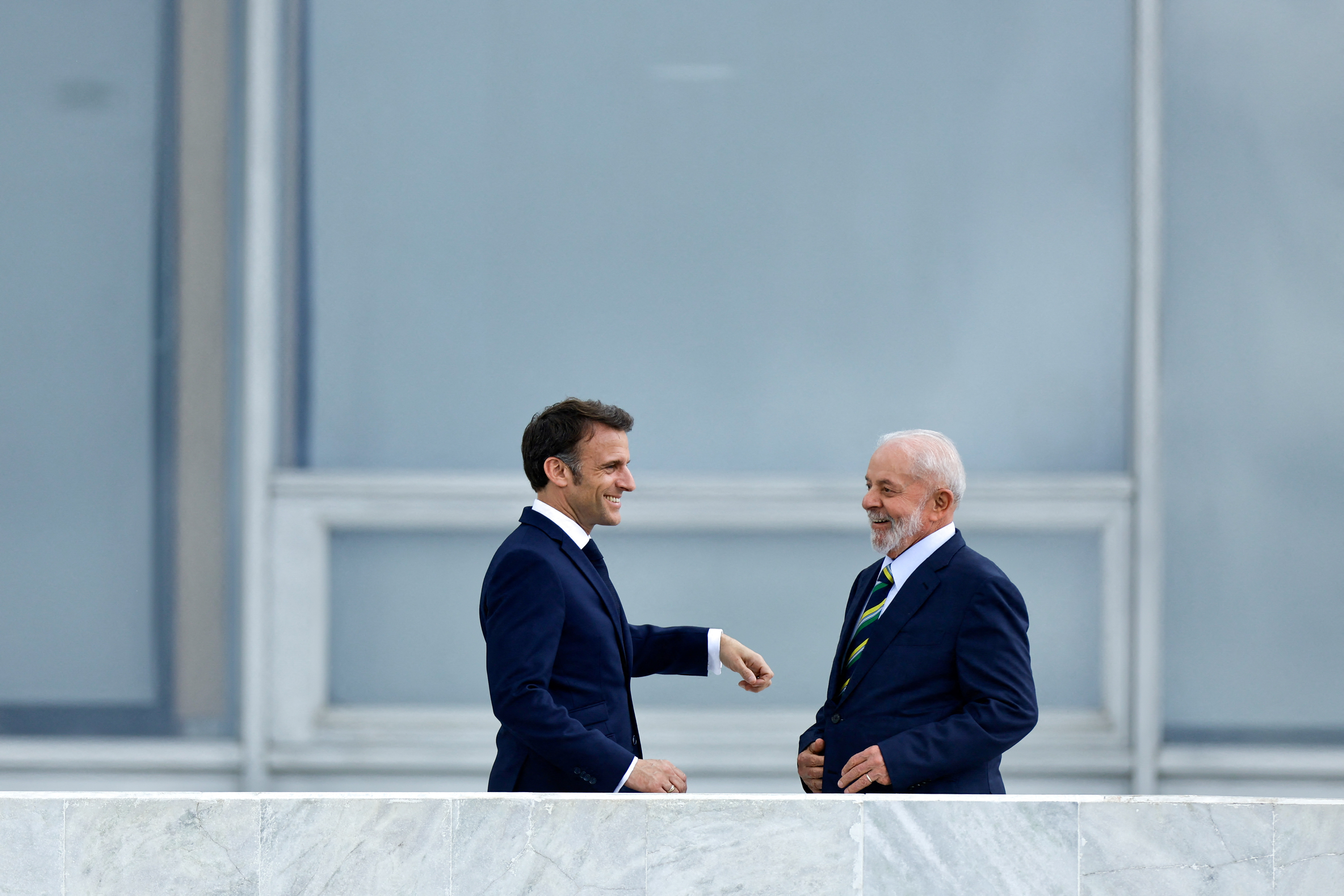 Πίσω από το bromance Μακρόν – Λούλα: «Ο μήνας του μέλιτος κάποτε τελειώνει»-2