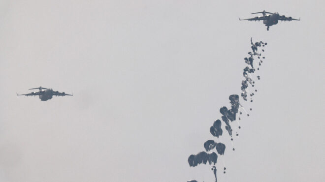 γάζα-η-βρετανία-έριξε-τρόφιμα-από-αέρο-562955926