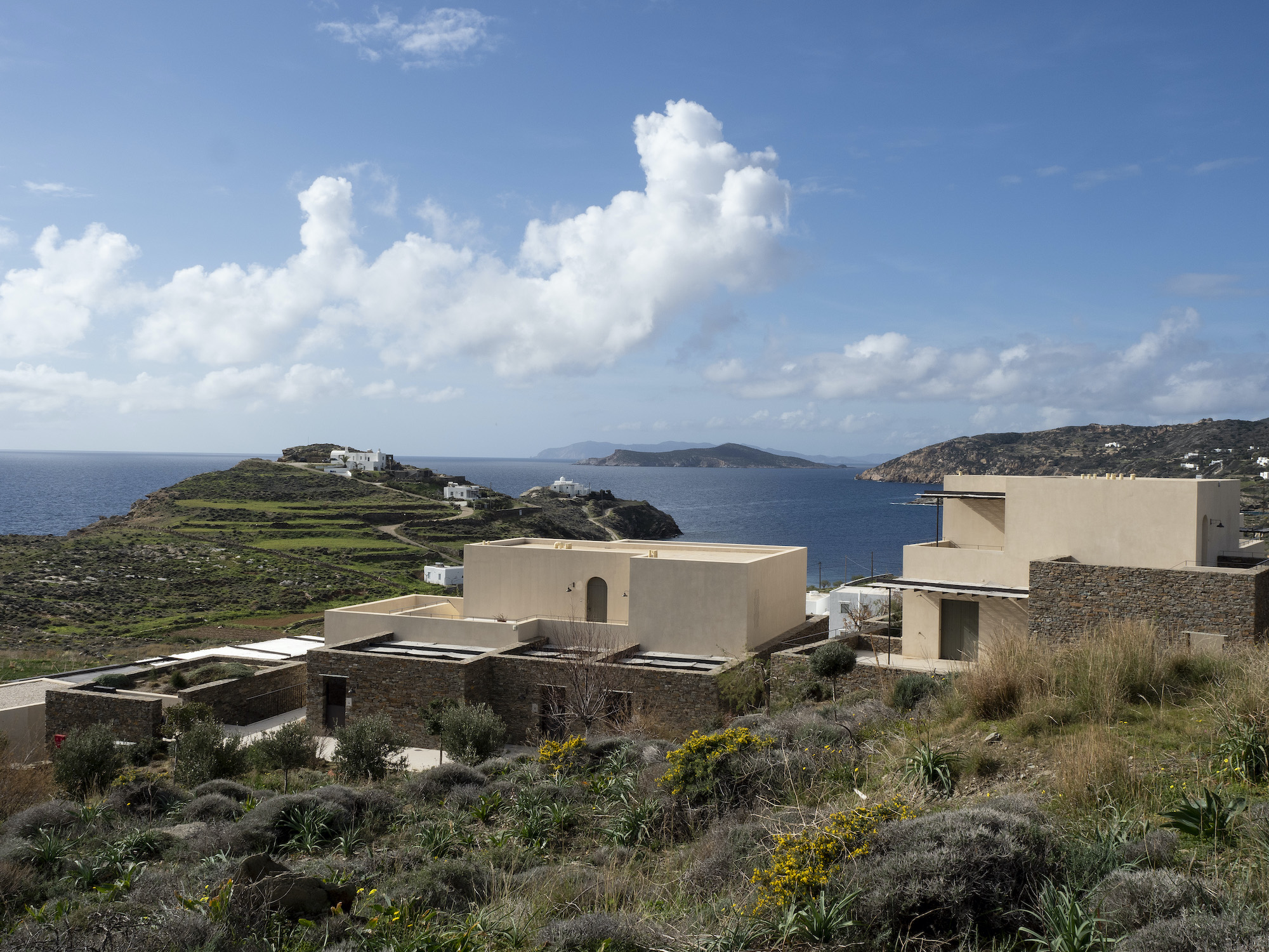 Σίφνος, εκεί όπου οι βίλες πολιορκούν τις θεμωνιές-6