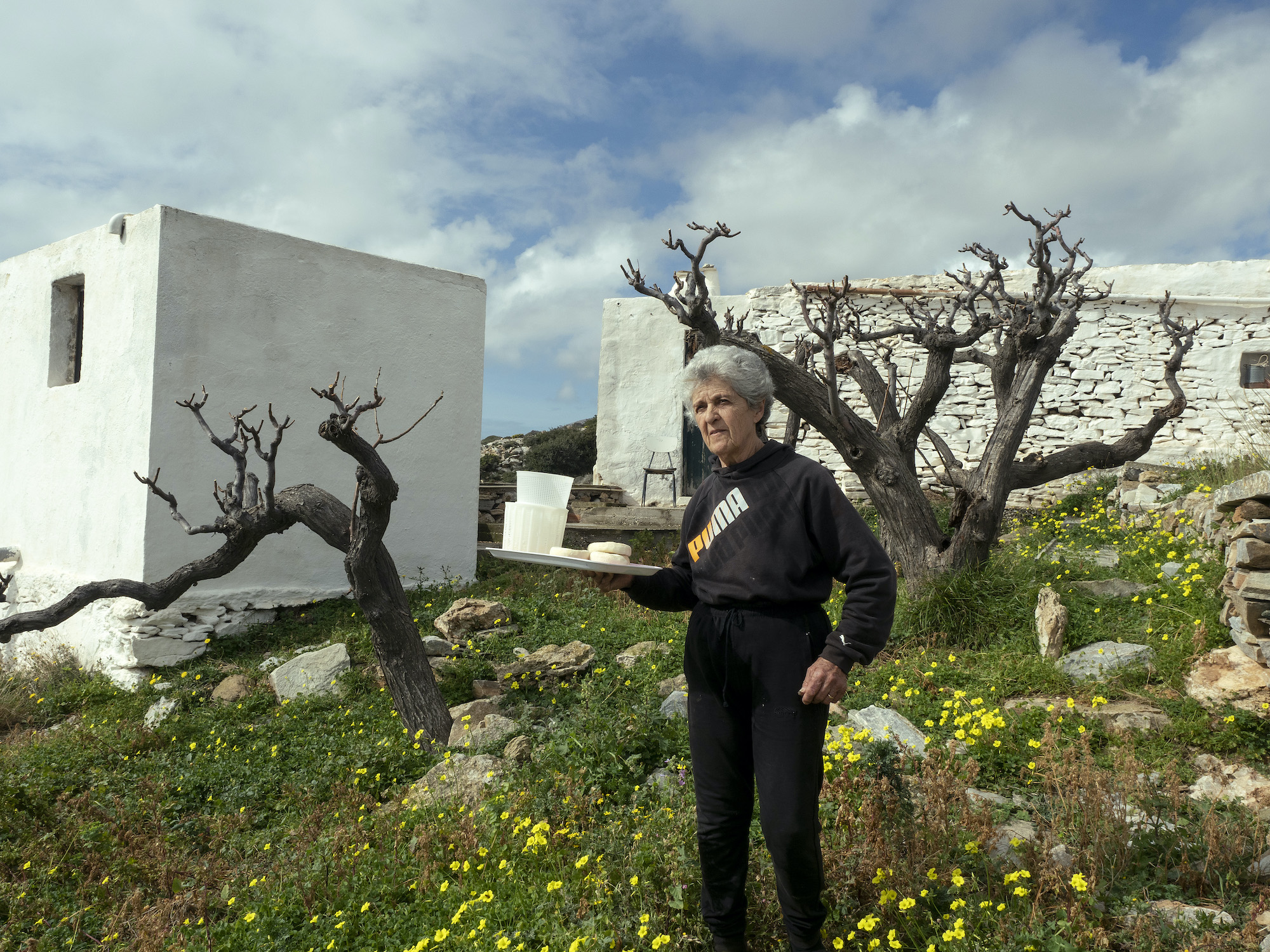 Σίφνος, εκεί όπου οι βίλες πολιορκούν τις θεμωνιές-1