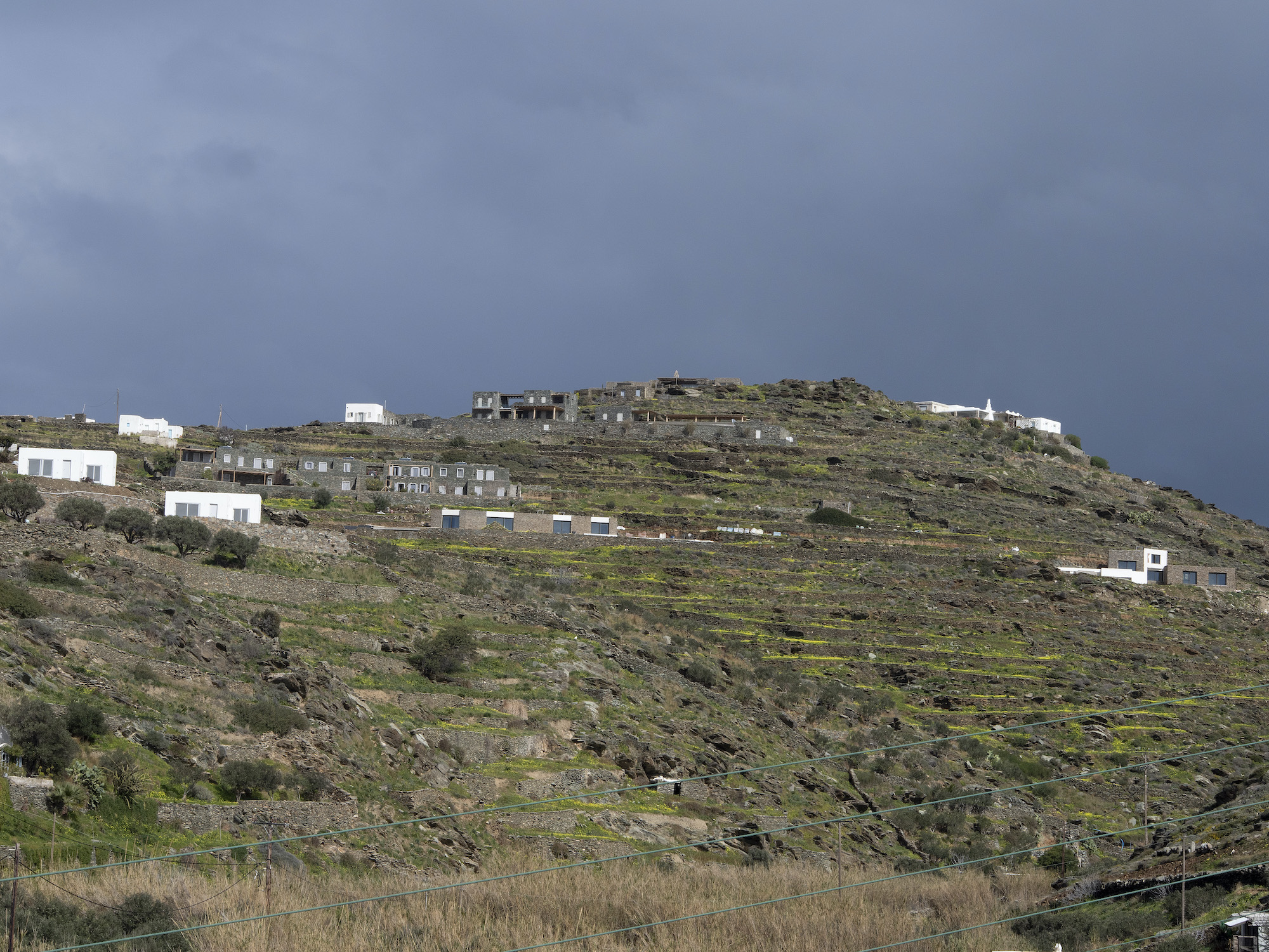 Σίφνος, εκεί όπου οι βίλες πολιορκούν τις θεμωνιές-3