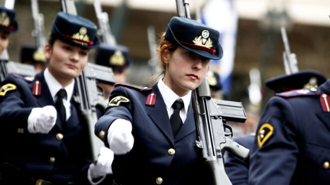 προς-εθελοντική-στράτευση-των-γυναικ-562925146