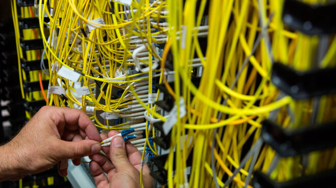 δεη-επενδύσεις-680-εκατ-σε-οπτικές-ίνες-562937140