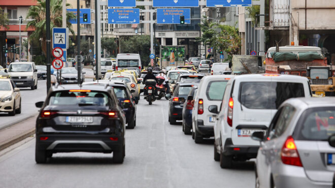στο-κόκκινο-η-κίνηση-στους-δρόμους-τ-562941292