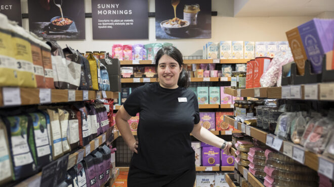 χτυπούν-την-κάρτα-τους-με-ενθουσιασμό-562954549