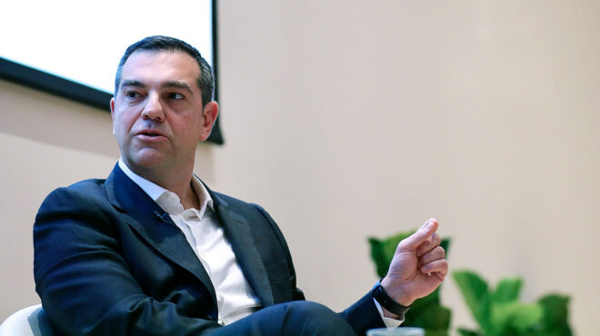 εντός-και-εκτός-το-ταξίδι-στο-παρίσι-κα-562954309