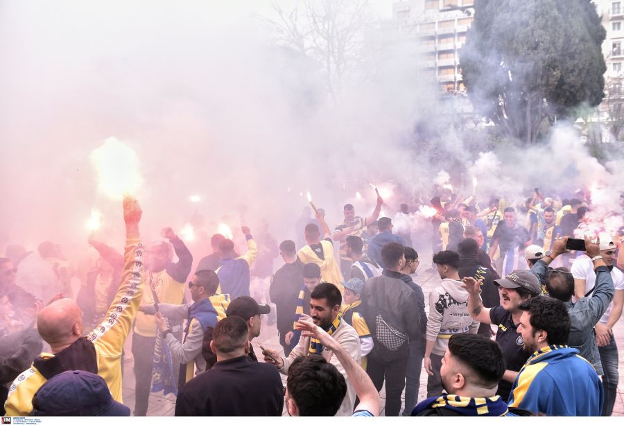 Σύνταγμα: Οπαδοί της Μακάμπι επιτέθηκαν σε άνδρα – Διακομίστηκε στο νοσοκομείο-3