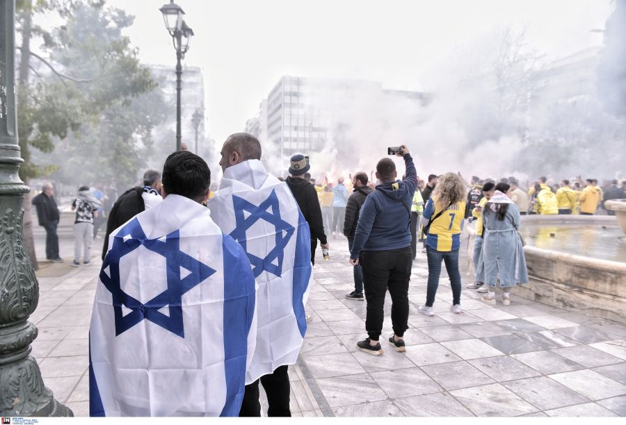 Σύνταγμα: Οπαδοί της Μακάμπι επιτέθηκαν σε άνδρα – Διακομίστηκε στο νοσοκομείο-4