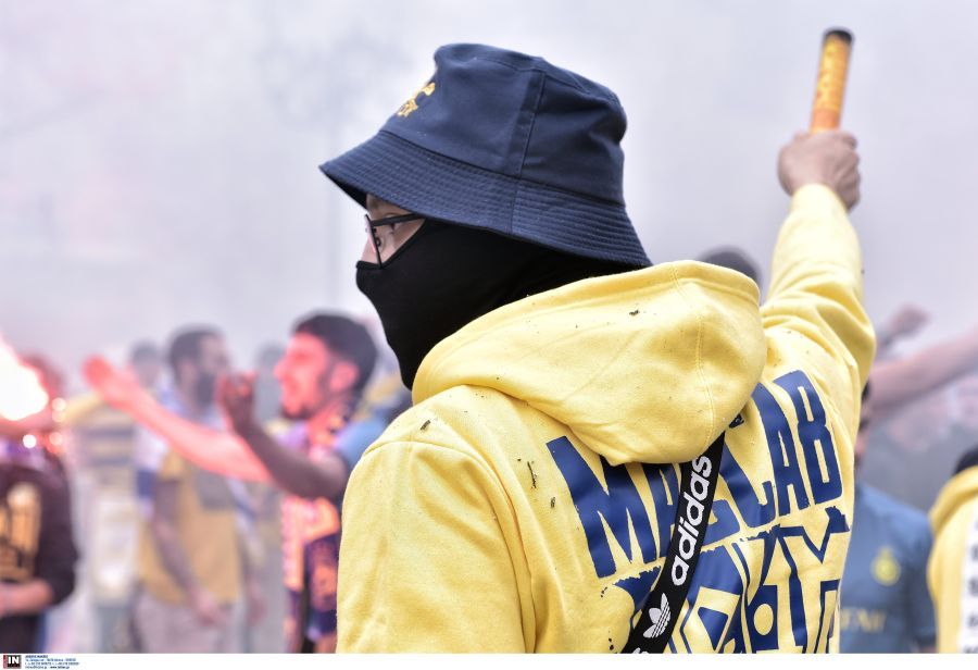 Σύνταγμα: Οπαδοί της Μακάμπι επιτέθηκαν σε άνδρα – Διακομίστηκε στο νοσοκομείο-2