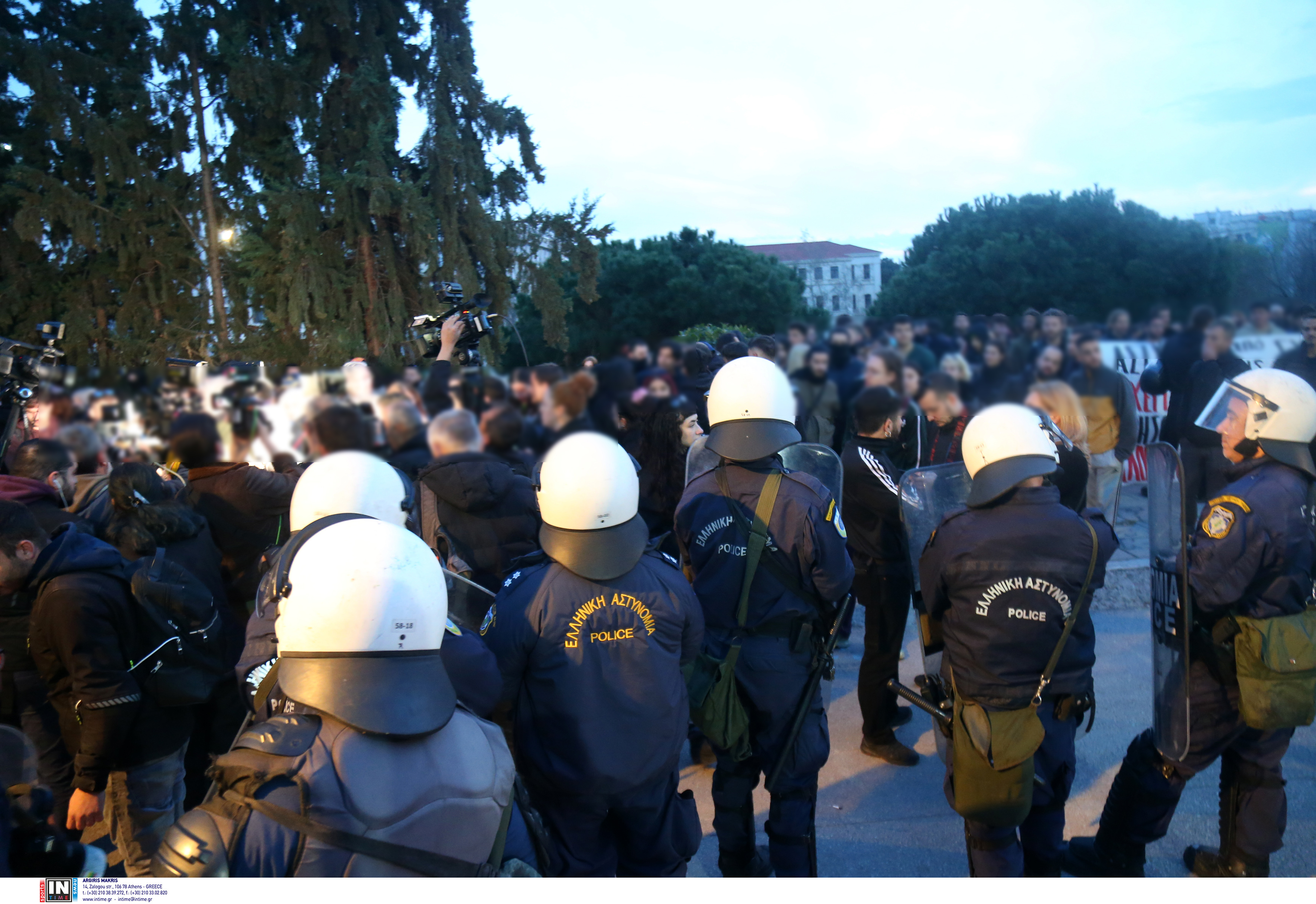 Θεσσαλονίκη: Ενταση και δεκάδες προσαγωγές κατά την αστυνομική επιχείρηση στο ΑΠΘ-8