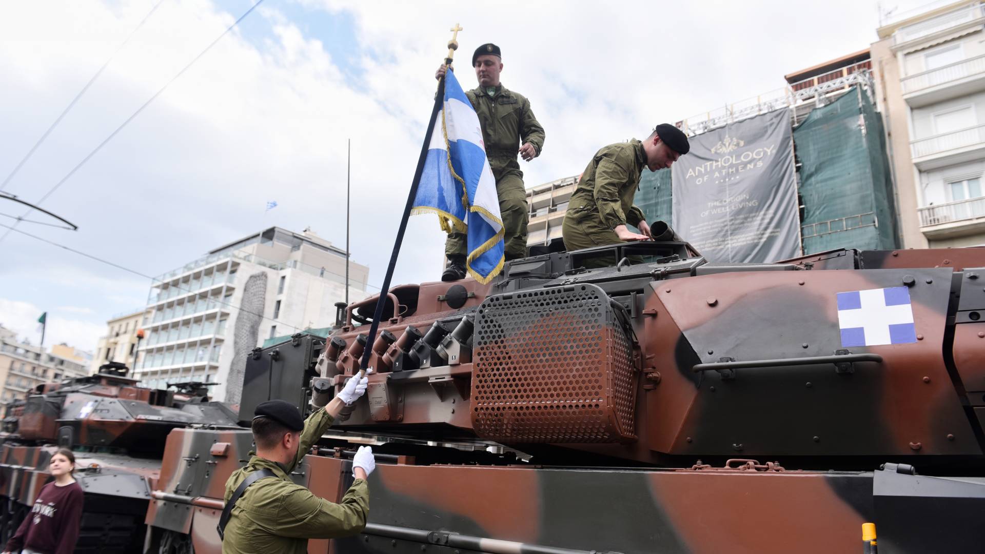 25η Μαρτίου: Εντυπωσιακή η μεγάλη στρατιωτική παρέλαση στο Σύνταγμα (εικόνες-βίντεο)-3