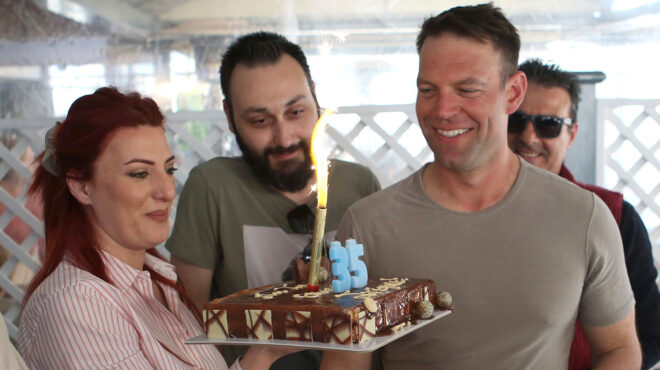 εντός-και-εκτός-η-γραβάτα-το-ουίσκι-κα-562956916