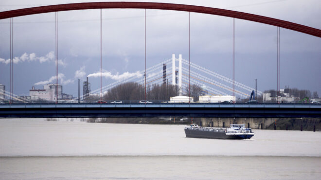 h-ε-ε-μετατρέπει-τα-ποτάμια-της-σε-υδάτι-562950838