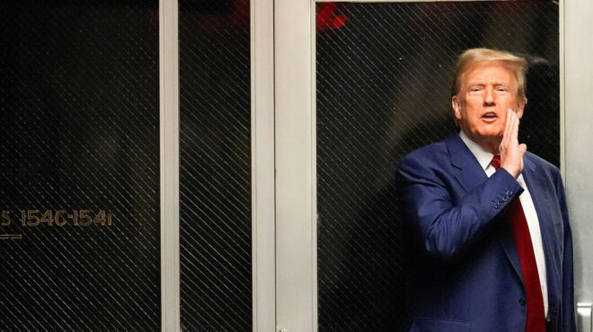 σανίδα-σωτηρίας-για-τον-τραμπ-το-εφε-562948834