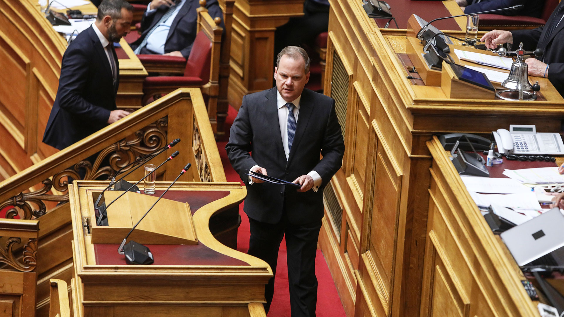 Πρόταση δυσπιστίας: Αυλαία με επίθεση στην αντιπολίτευση-1