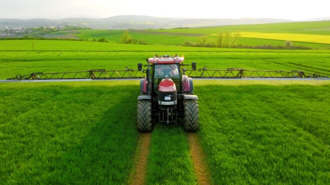 ρομπότ-και-τρακτέρ-με-ραντάρ-στα-χωράφ-562912891