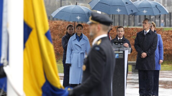 η-σουηδική-σημαία-κυματίζει-στις-βρυξ-562927756