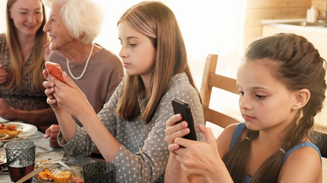 μαμά-έπεσε-το-κινητό-στη-σούπα-μου-562925584