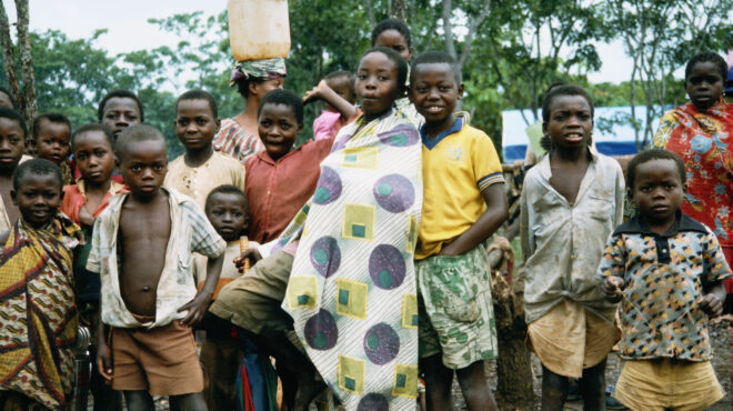 προσφυγικό-παιδιά-μόνα-στο-ταξίδι-της-562944583