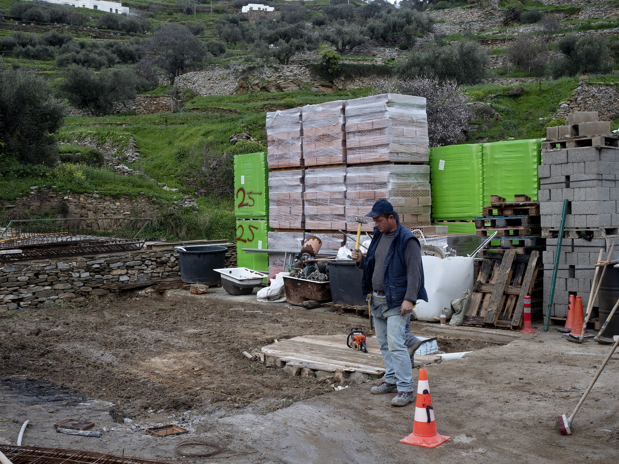 Σίφνος, εκεί όπου οι βίλες πολιορκούν τις θεμωνιές-9