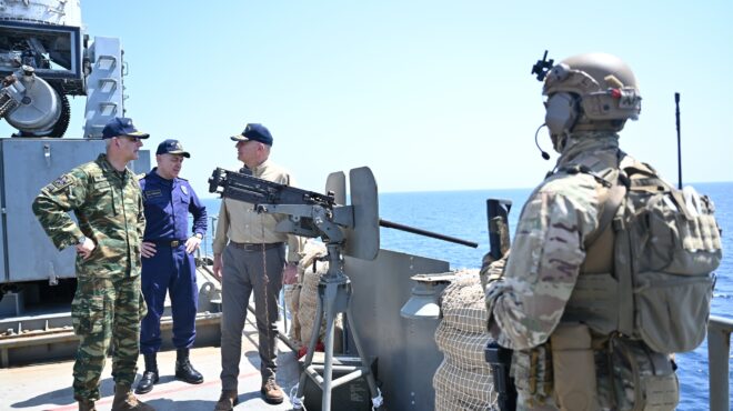 εντός-και-εκτός-η-ελληνική-σημαία-στην-562927663