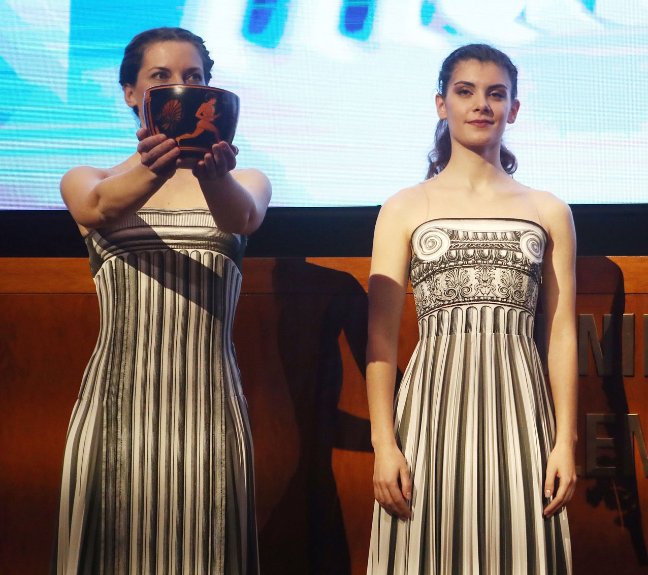 Αφή Ολυμπιακής Φλόγας: Οι στολές που διχάζουν-1