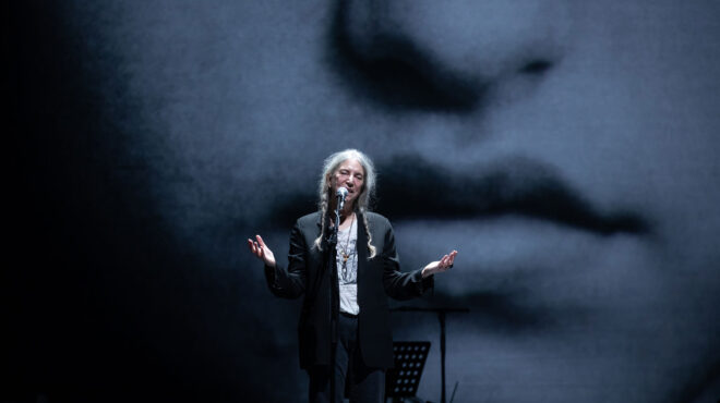 η-πάτι-σμιθ-κατέρρευσε-επί-σκηνής-στη-β-562937239