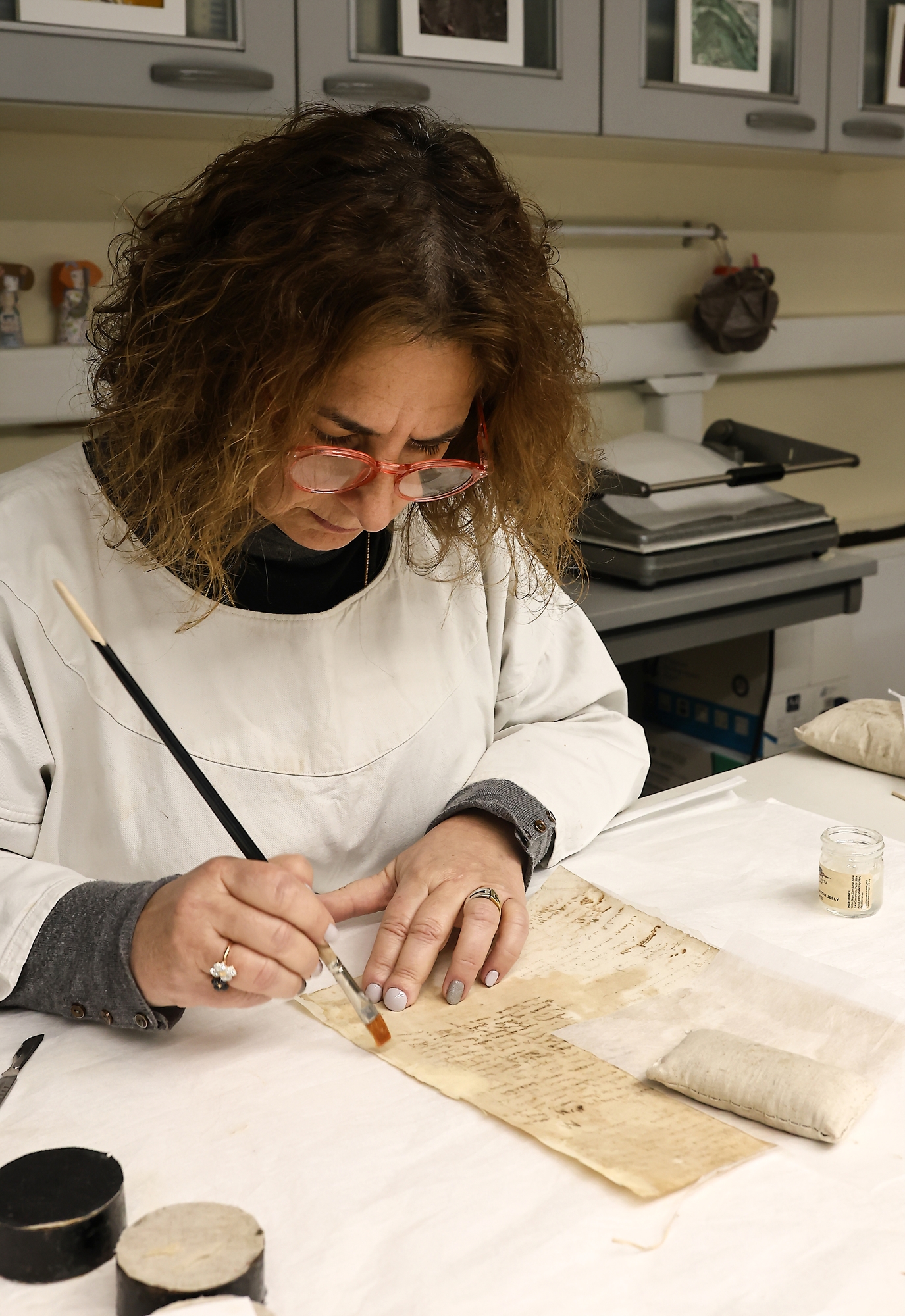 Η «Κ» στο εργαστήριο συντήρησης χειρογράφων του Σολωμού-1