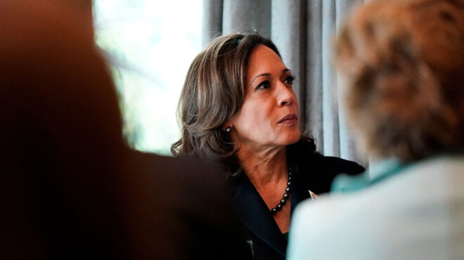 κάμαλα-χάρις-κανείς-δεν-πρέπει-να-φυλα-562936069