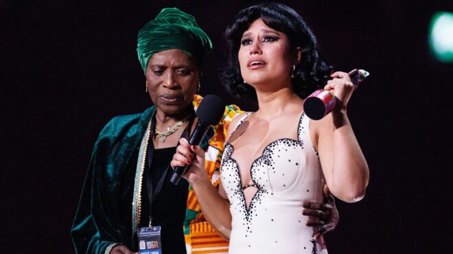 aπό-τη-σκιά-της-μουσικής-στο-φως-των-βρα-562915930