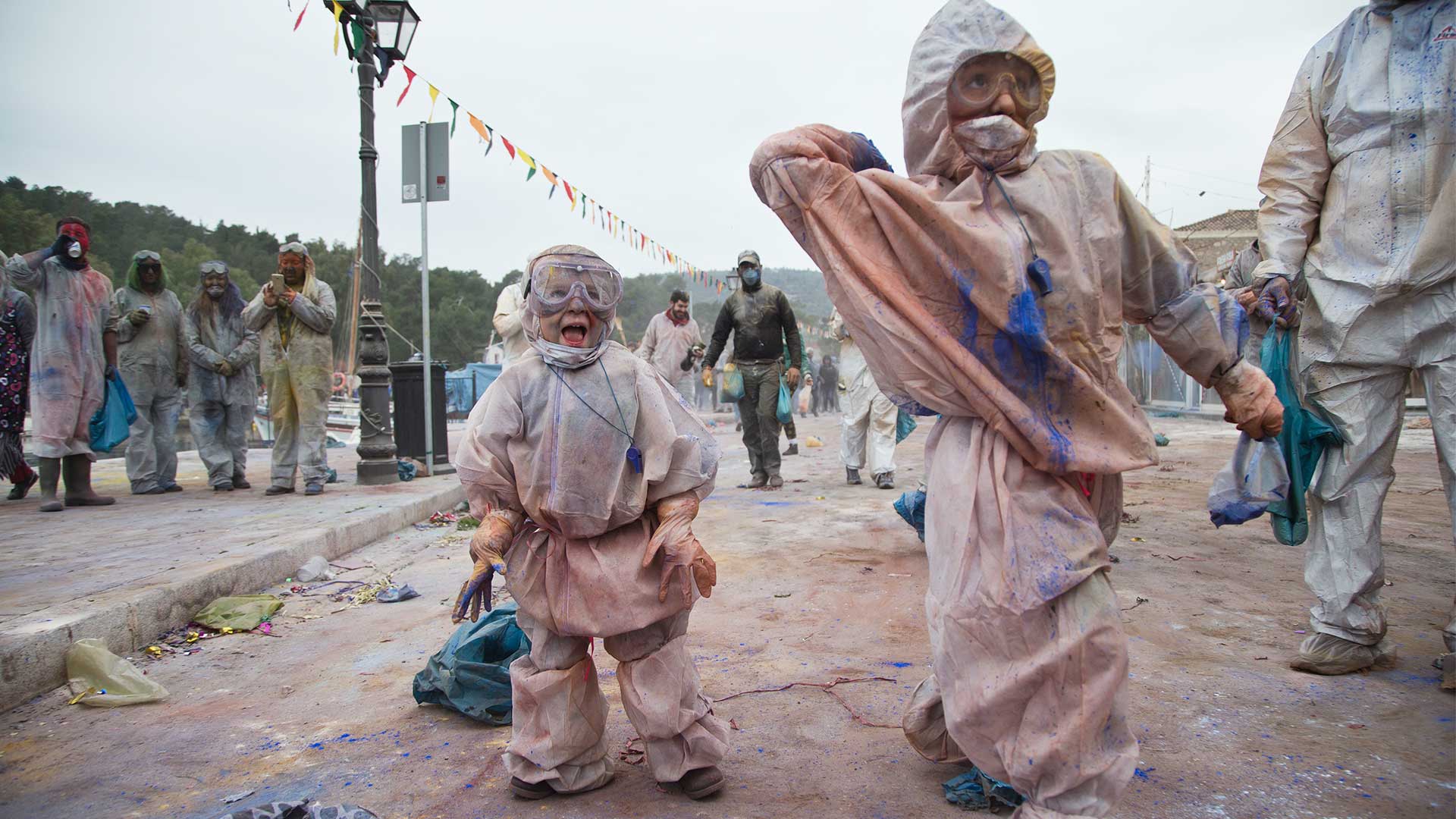 Αλευρομουτζούρωμα στο Γαλαξίδι: Το πιο πολύχρωμο έθιμο της Καθαράς Δευτέρας-1