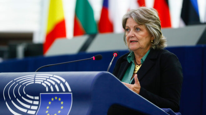 επίτροπος-συνοχής-εε-ανησυχία-για-τις-562931209