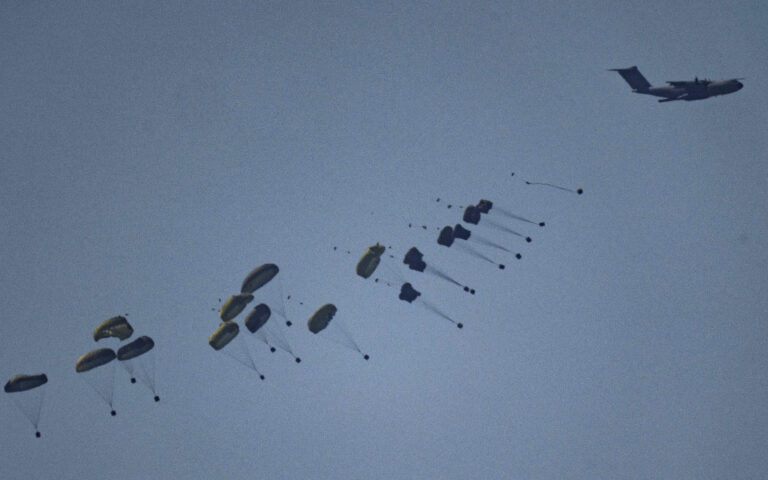 Γάζα: «Πέντε νεκροί από πτώση κιβωτίου με ανθρωπιστική βοήθεια»