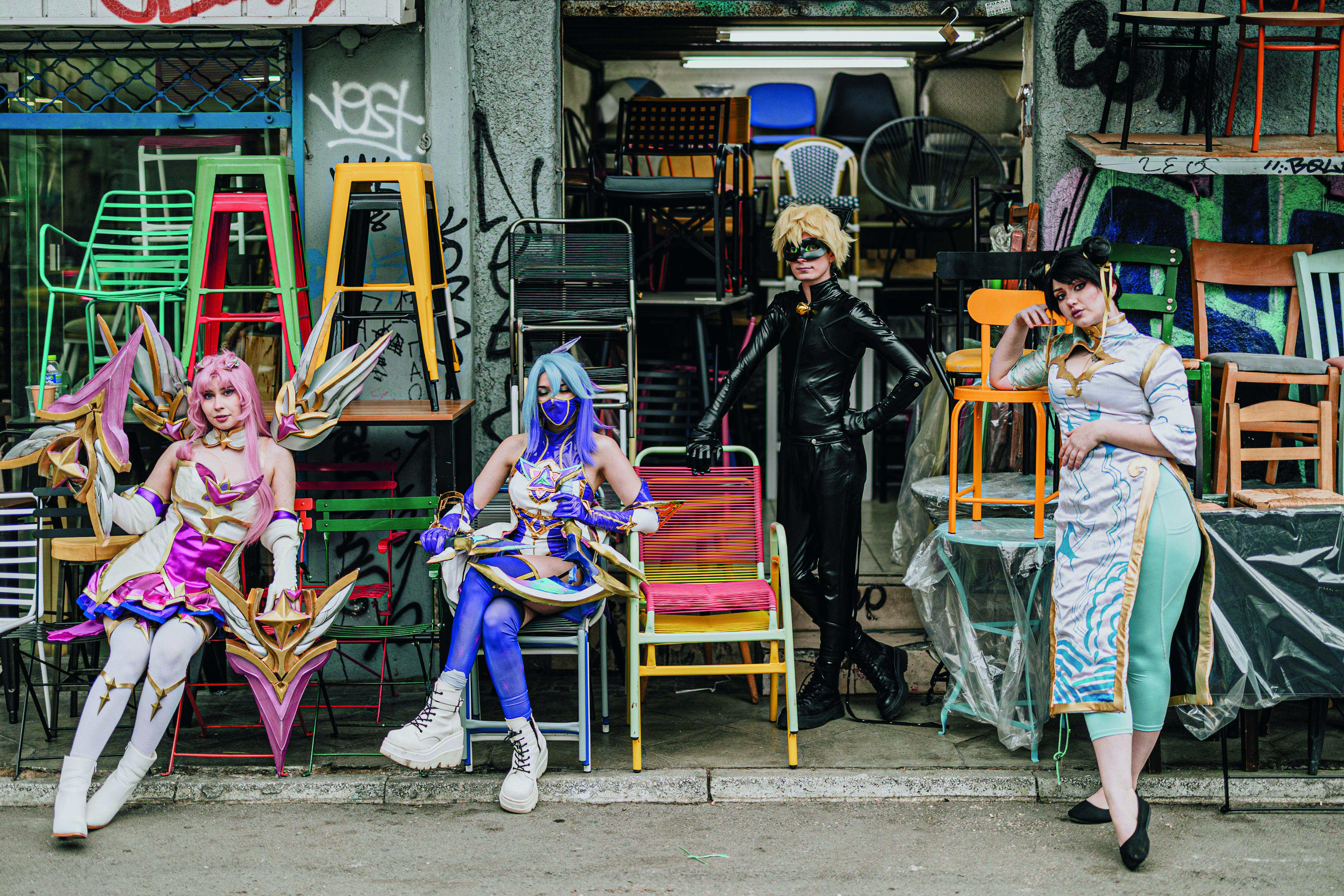 Cosplay: Τι γυρεύει μία παρέα από υπερήρωες στην Πλάκα-2