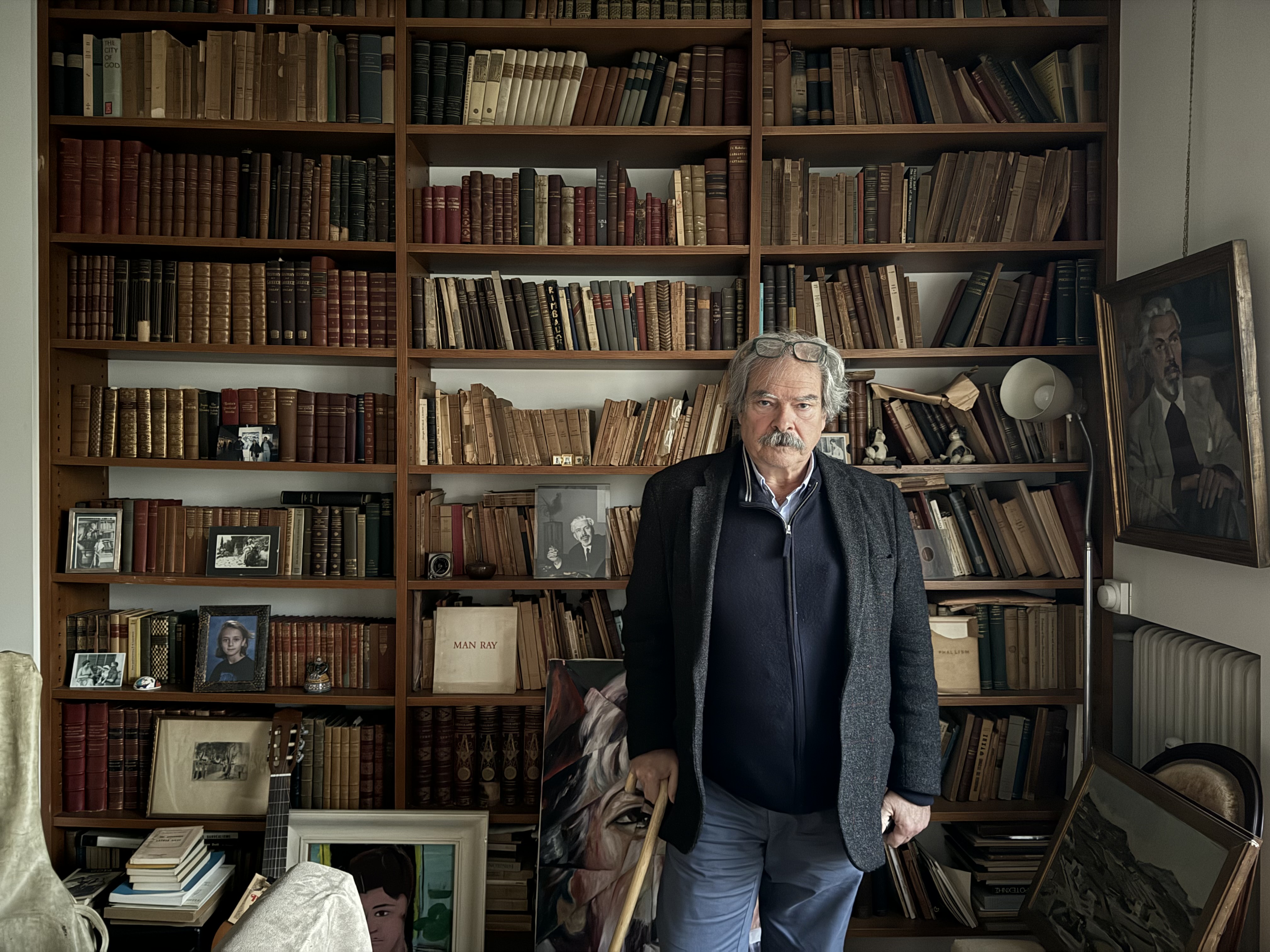 Στο σπίτι που μεγάλωσε, και που κατοικεί μέχρι και σήμερα, η ιστορία κυριαρχεί, ενώ η παρουσία του διάσημου πατέρα του δεσπόζει στο χώρο.