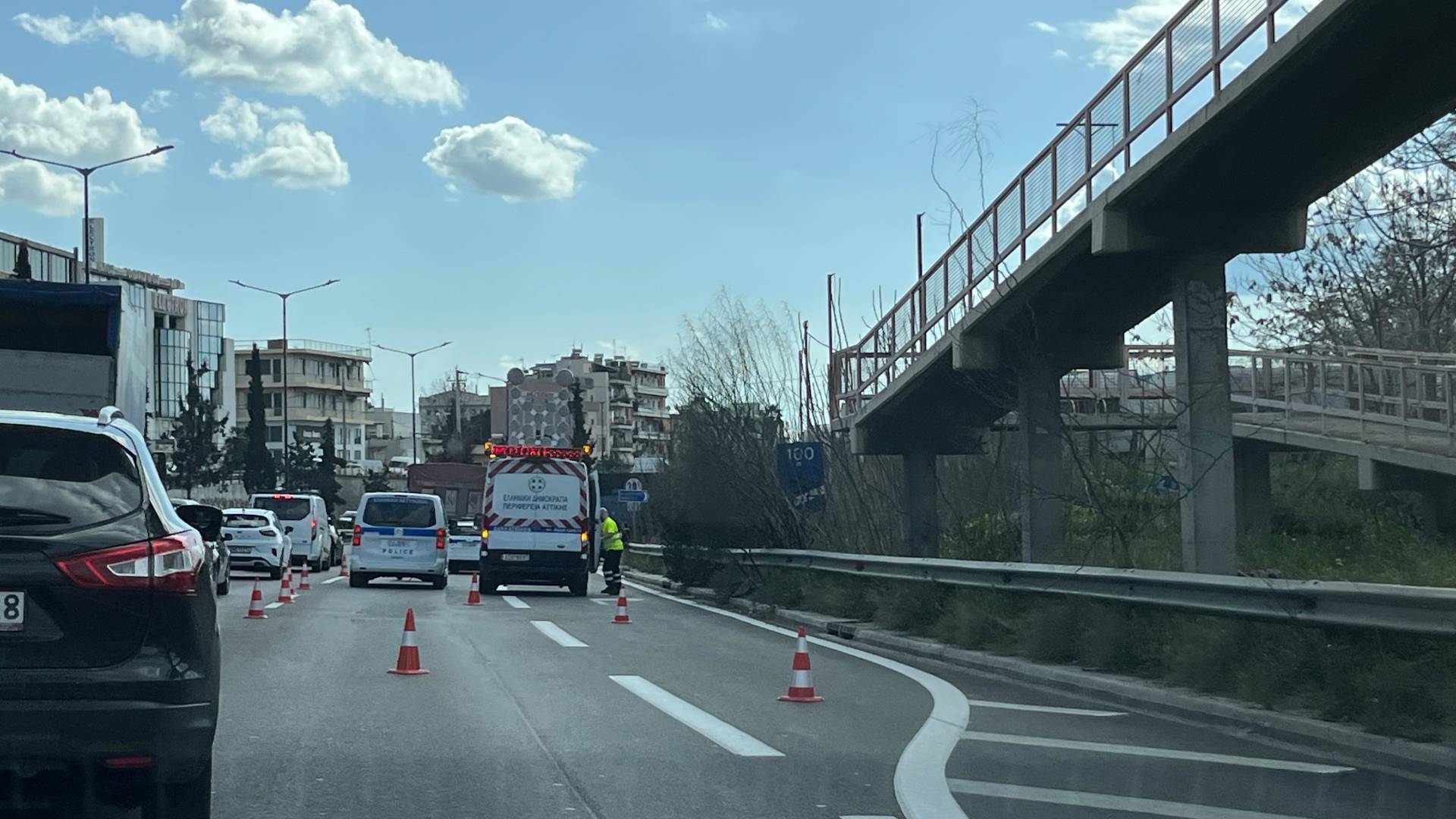 Σύγκρουση δύο φορτηγών και Ι.Χ. στη λεωφόρο Κηφισού – Προληπτικά στο νοσοκομείο δύο παιδιά-1