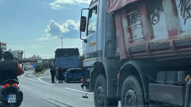 σύγκρουση-δύο-φορτηγών-και-ι-χ-στη-λεωφ-562918735