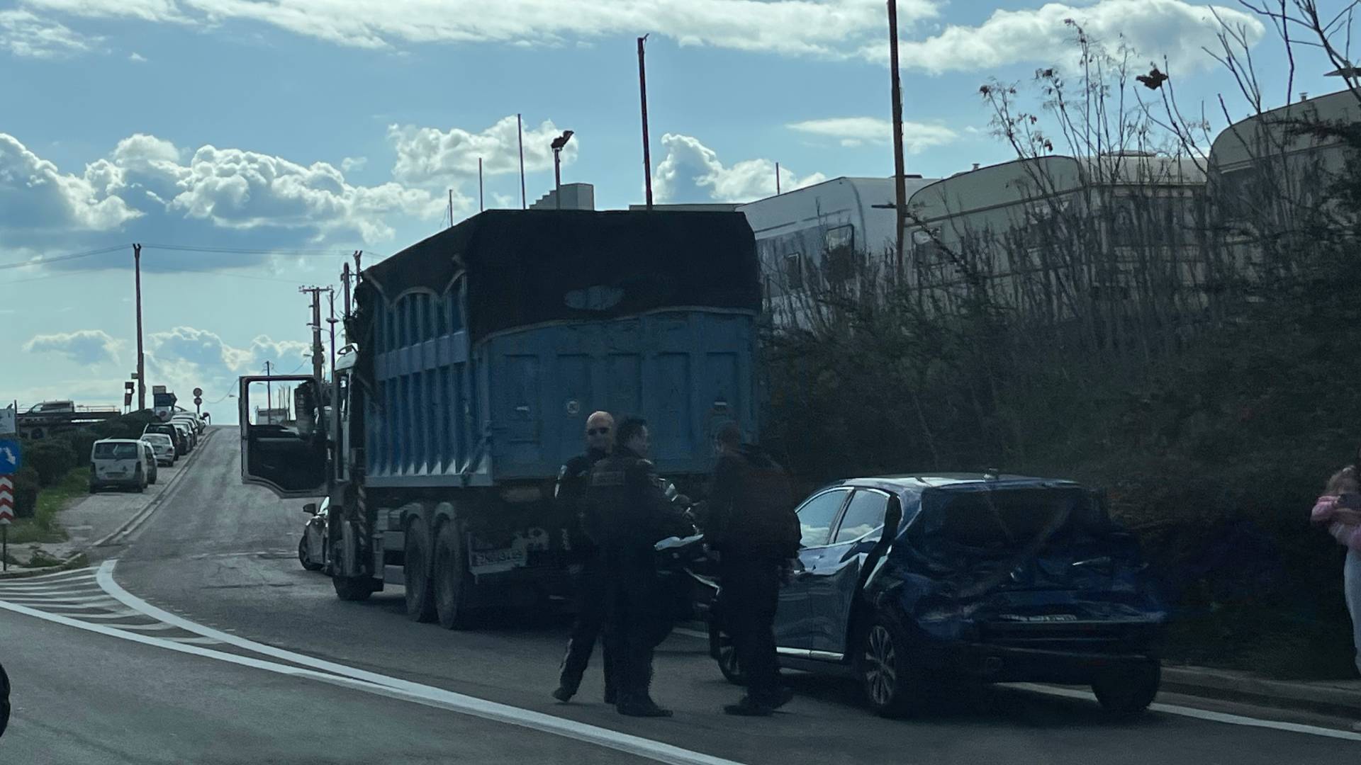 Σύγκρουση δύο φορτηγών και Ι.Χ. στη λεωφόρο Κηφισού – Προληπτικά στο νοσοκομείο δύο παιδιά-2
