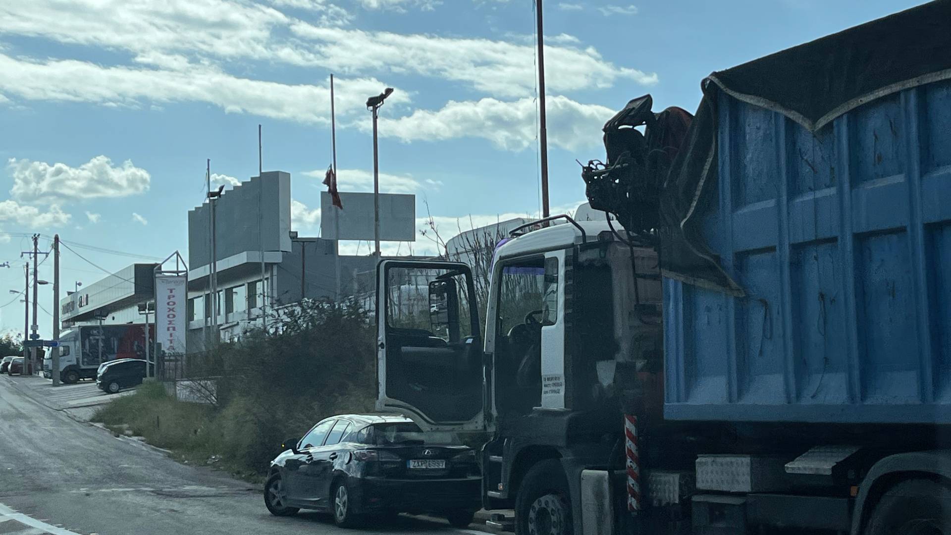 Σύγκρουση δύο φορτηγών και Ι.Χ. στη λεωφόρο Κηφισού – Προληπτικά στο νοσοκομείο δύο παιδιά-3