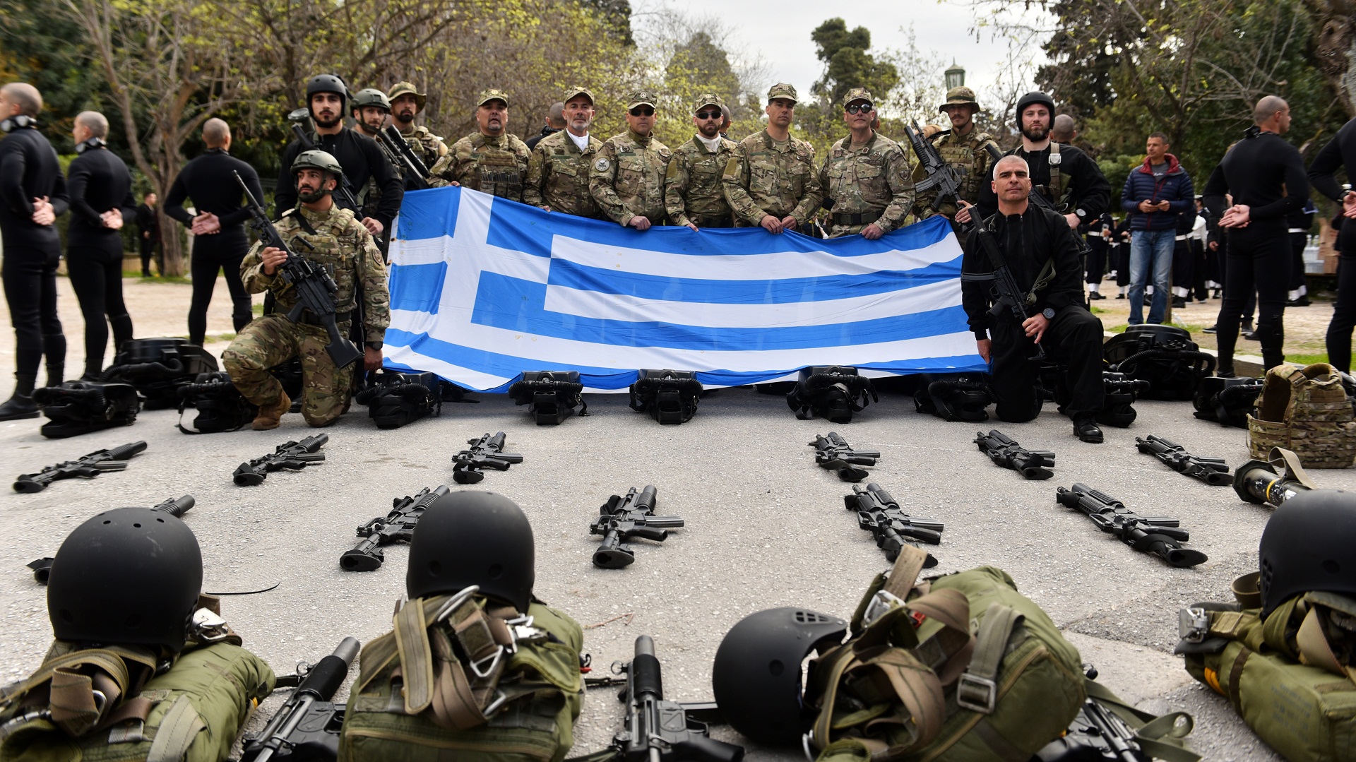 25η Μαρτίου: Εντυπωσιακή η μεγάλη στρατιωτική παρέλαση στο Σύνταγμα (εικόνες-βίντεο)-1